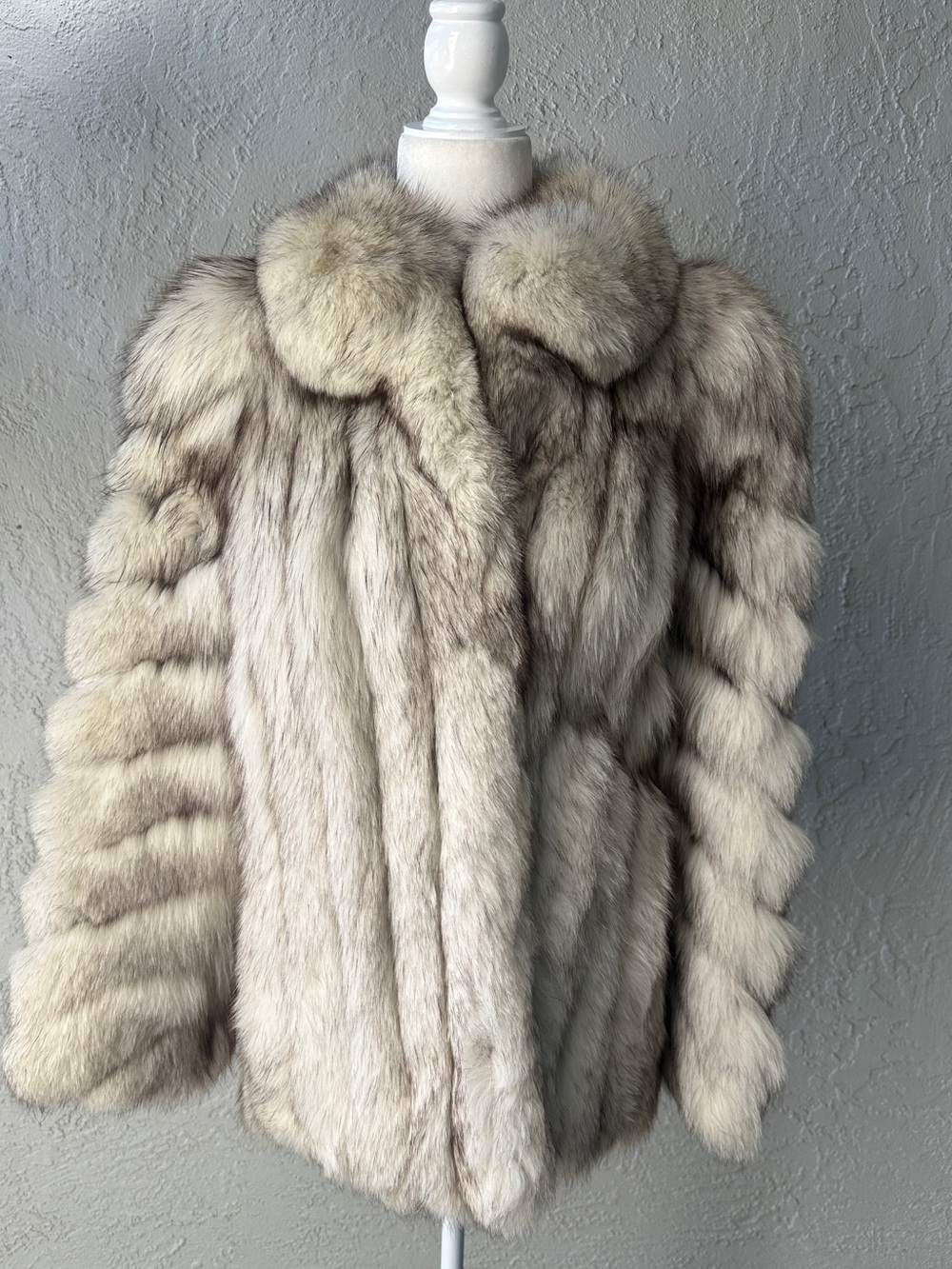 Saga Fox Blue Fox Fur luxury Coat Silver brownish White Long Sleeve Size Small
